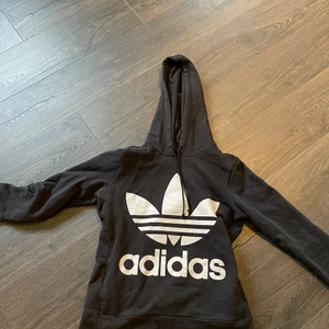 Adidas hoddie - Adidas hoddie med fickor i bra skick, knappt använd! Storlek S💞