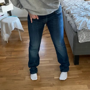 Levis byxor - Ett par jätte fins blå levis jeans, som är lågmidjade. Passar jätte bra till vardag och fest. Fint mösnster på fickorna där bak😊 skriv för frågor eller fler bilder!