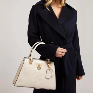 Handväska  - Säljer min fina guessväska pga att jag fick fel modell. Den är aldrig använd och prislappen sitter fortfarande kvar. Guesspåsen och boxen ingår. Nypris är 1.750 kr.                                                      Köparen står för frakten.                                                  Kontakta gärna vid seriöst intresse.