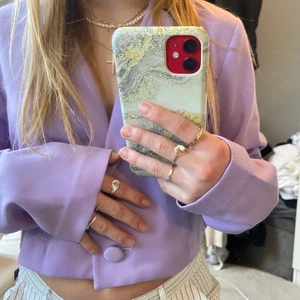 En croppad lila kavaj  - Köpt på hm. Säljs för att den aldrig kommit till användning. Ser helt ny ut 💋