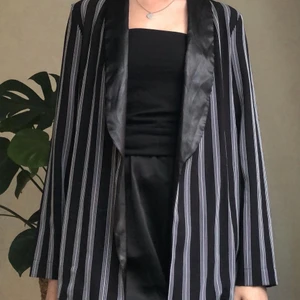 Randig blus Zara XS - Kavajliknande (men mycket tunnare material än kavaj) blus från Zara. Använd få gånger, bra skick. Storlek XS men passar S med! Finns hållare för band som man kan knyta runt midjan, har dock tappat bort bandet som följde med.