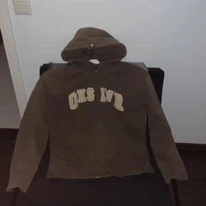 Quiksilver hoodie - Säljer nu denna hoodie då den var för lite för liten för mig. Köpte den nyligen begagnad av en annan snubbe och kvaliten är fin. Storleken är M men skulle säga att den är som en större S/mindre M. Kan gå ner vid snabb affär!👍🏻