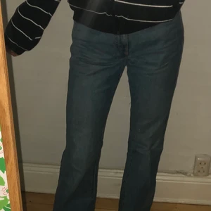 Jeans - Jeans från weeday som inte används längre💕 De är normala i midjan och utsvängda. På ena benet har det blivit slitningar längst ner (bild 3). Nypris 500kr