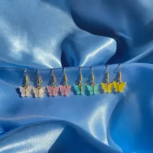 Fjäril örhängen i fyra olika färger. Kostar 35kr st