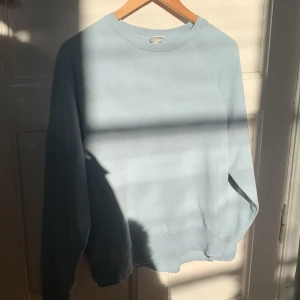  H&M sweater i strl xs - Jätte fin ljusblå sweatshirt i strl xs från H&M. Väl använd men lite nopprig! Säljer pga att jag inte använder den! Gratis frakt💕 skriv för frågor och fler bilder💕