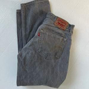 Secondhand köpta Levis jeans med low waist och straight fit. Perfekt skick. Passar en storlek S. 