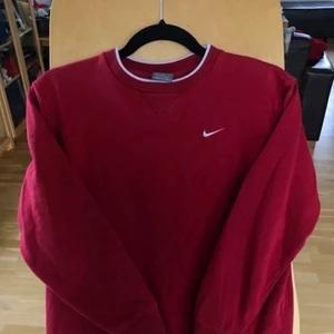 Röd Nike tröja - Röd nike tröja, bra skick, säljes igen då före detta köpare var oseriös. Buda endast om ni ska köpa, Har ni frågor så är det bara o skriva till mig