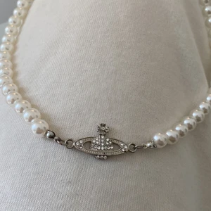 Vivienne westwood halsband kopia! - Liknar det kända och trendiga halsbandet! I silver 🤍 80kr och frakt ingår