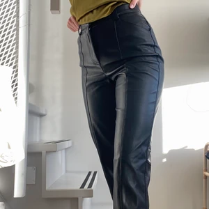 Skinnbyxor  - I nyskick. Väldigt sköna och snygga med snygga detaljerade sömmar. Använda endast en gång. 