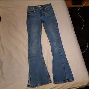 Jeans bootcut  - Säljer dessa supersnygga byxor då de ha lite för trånga för mig🥺🥺🥺 är bootcut med slits längst ner och låg i midjan! Passar jättebra i längd för mig som är 160!🥰 pris kan diskuteras vid snabb affär💜