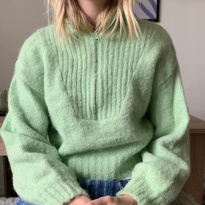 Stickad grön tröja från Weekday strl S - Säljer min snygga gröna stickade tröja från Weekday då den inte längre kommer till användning. Använd ca 5 gånger. Superfint skick. Strl S