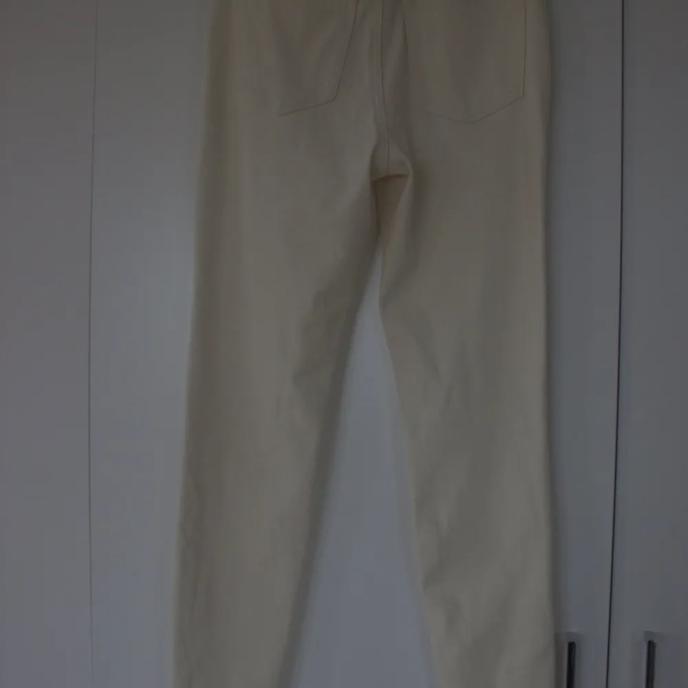 New summer trousers from UNIQLO in size S. Approx. 74cm long legs. The color is off white.. Jeans & Byxor.