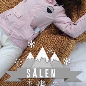 Rosa skidjacka - Passar mig som har xs och är 168 cm lång. Snölås & ficka för liftkort vid ärmen. 