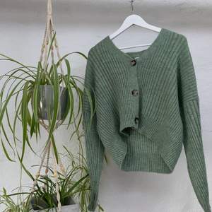Stickad grön tröja från Chiquelle i strl S/36. Använd vid ett tillfälle💚