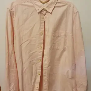 Rosa skjorta i storlek M från H&M. Använd ett fåtal gånger. Frakten ingår i priset.