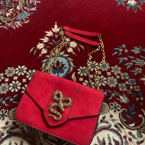 Väska  - Fin väska använd en gång så den är i väldigt fint skick! 