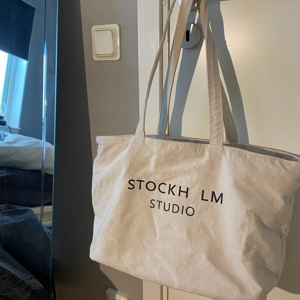 Säljer den här fina Stockholm studio väska som är i Nyskick. Köptes för 500 och säljs för 300 där köparen står för frakten. Pris kan diskuteras 💕. Väskor.