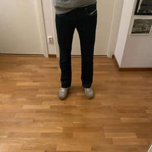 Diesel straight leg jeans  - Riktigt fräscha diesel jeans. Ej använda mycket så nästan inga tecken på användning finns. Jeansen faller snyggt över alla skor.