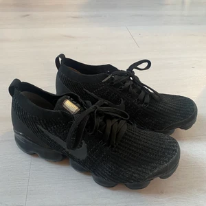 Nike Vapormax Strl 43 - Skorna är i väldigt bra skick då de är knappt använda. Inga skador. Nypris ca 2300kr. Frakt står köparen för. Pris kan diskuteras.