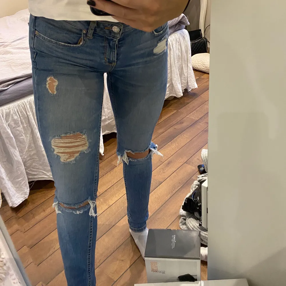 Säljer dessa jeans från Gina tricot i modellen ”kristen”. Använda 2 gånger men precis som nya.💙 storlek ”27” men passar mig som vanligtvis har storlek 34-36 i jeans. . Jeans & Byxor.