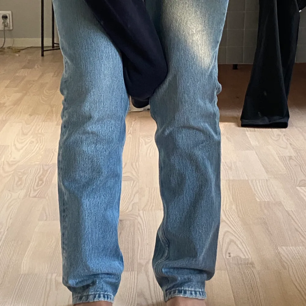 Perfekta blåa jeans från otherstories som tyvärr är för små för mig. Jag är 164 cm och perfekta i längden, storlek 29 men försmå för mig som brukar ha S/M eller 38 (ska vara små i storleken enligt other stories). Slut på hemsidan och knappt använda. Nypris cirka 900. . Jeans & Byxor.