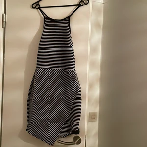 Primark klänning - Klänning köpt från primark för ett par år sedan, använd ett fåtal gånger. Katt finns i hemmet 😽🥰