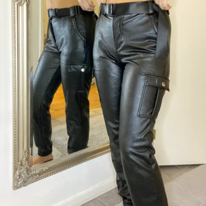 Skinn byxor - Stretchiga Skinn byxor med fickor, bältet är ej till byxorna o går att ta av. Kan fraktas 