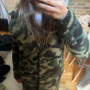 Teddyjacka i kammoflage - Jacka i strl XS. Från märket ONLY, mycket gott skick