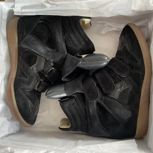 Isabel Marant Beckett - Välkända Beckett skorna från isabel marant. Otroligt fint använda. Kommer med kvitto och skolåda. De är små i storleken. 