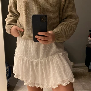 Kjol - Jätte söt kjol köpt från SHEIN, aldrig använt men har ett hål på sidan men tror det ska vara lätt att laga!