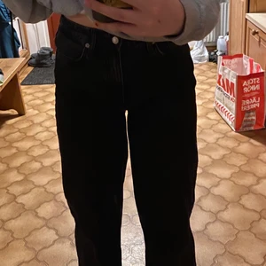 Svarta raka jeans🥰 - Ett par svarta raka jeans skulle i str S men passa även en M, pris kan diskuteras men jag står ej för frakten☺️