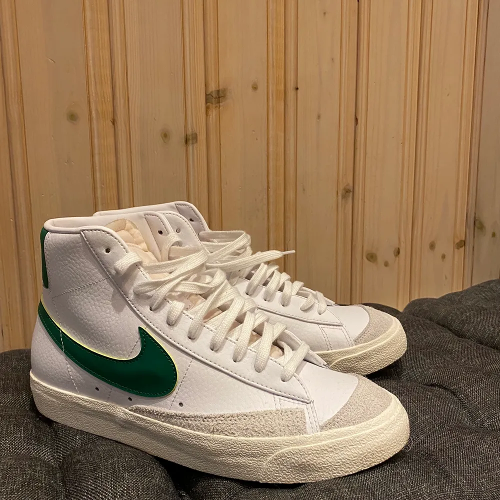 Helt oanvända (endast testade) jätte snygga Nike Blazer Mid '77 Vintage, i färgen white pine green. Säljer då de var en aningen tajta. Frakt tillkommer.. Skor.