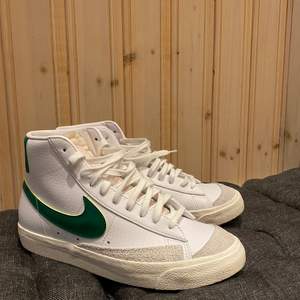 Helt oanvända (endast testade) jätte snygga Nike Blazer Mid '77 Vintage, i färgen white pine green. Säljer då de var en aningen tajta. Frakt tillkommer.