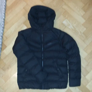 Nike Jacka - Svart dunjacka från Nike. Perfekt till hösten och vintern. Sitter som en smäck på de flesta. Snygg och modern.