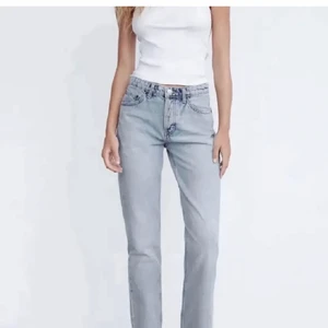 Zara jeans - Dessa fina zarajeansen i ljusblå som jag nu säljer. Jag säljer för jag inte använder längre. Dom är i väldigt bra skick💙💙💙