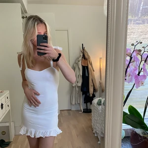 Vit klänning NA-KD - Superdupergullig klänning från NA-KD med knyte i axlarna, aldrig kommit till användning tyvärr 🧸