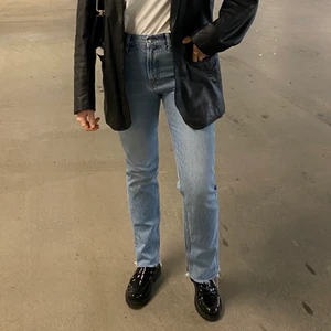 Straight leg jeans - Raka jeans från Mango. Hög midja. Storlek 38. I bra skick! Jag är 172cm och de är bra längd på mig.