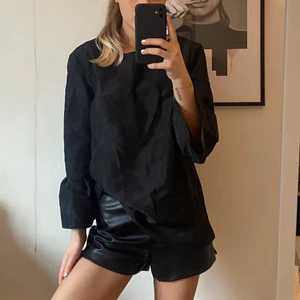 Tröja/blus  - Säljer en jättefin tröja/T-shirt från other stories. Den har fina mönster och en liten glittrig underton.