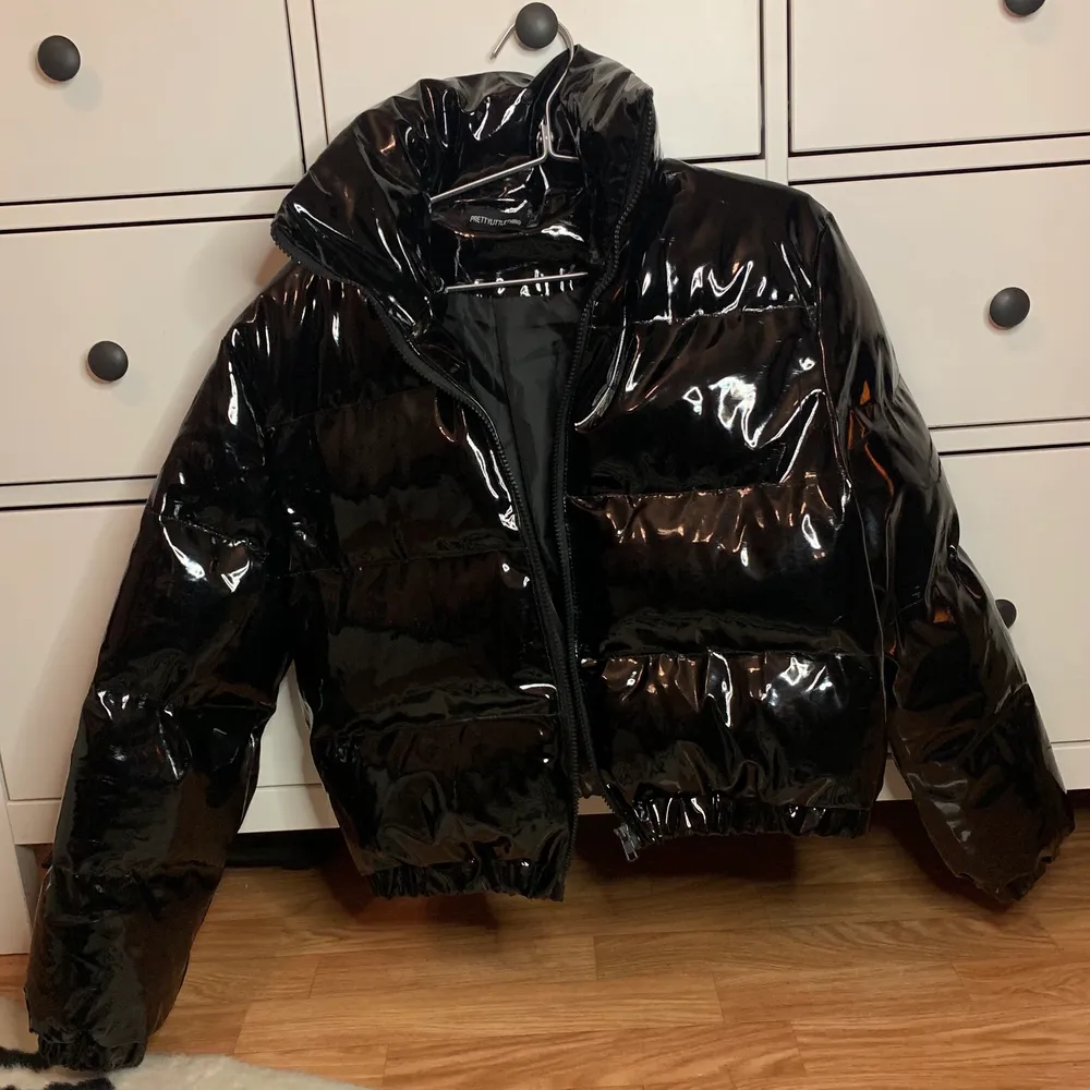 Prettylittlething lack/vinyl jacka size small-Medium jacket is almost like new.  jacket is SOLD OUT on prettylittlething.🖤 you can see how does it look on if you check youtuber Belle Jorden: https://youtu.be/juA40wvOs9I   🥰. Jackor.