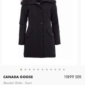 Svart Canada goose jacka i modellen rossclair parka i färgen svart.  Har använt den i 3 månader, säljer för att den är lite för liten för mig. Den är i bra skick och är en jätte varm jacka. Nypris 11.899kr Priset kan diskuteras. Önskas mer bilder, på detaljer osv så skriv till mig så skickar jag❄️🥰