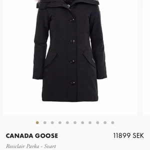 Canada coose, rossclair parka - Svart Canada goose jacka i modellen rossclair parka i färgen svart.  Har använt den i 3 månader, säljer för att den är lite för liten för mig. Den är i bra skick och är en jätte varm jacka. Nypris 11.899kr Priset kan diskuteras. Önskas mer bilder, på detaljer osv så skriv till mig så skickar jag❄️🥰