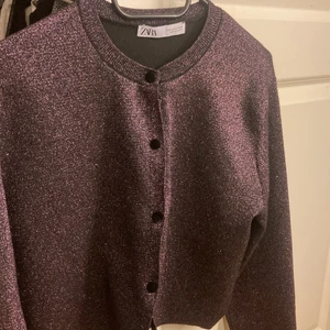 Slutsåld glittrig lila kofta från zara - En så fin glittrig lila kofta/topp från zara i storlek M! Den har fina svarta sammetsknappar och är långärmad💕 