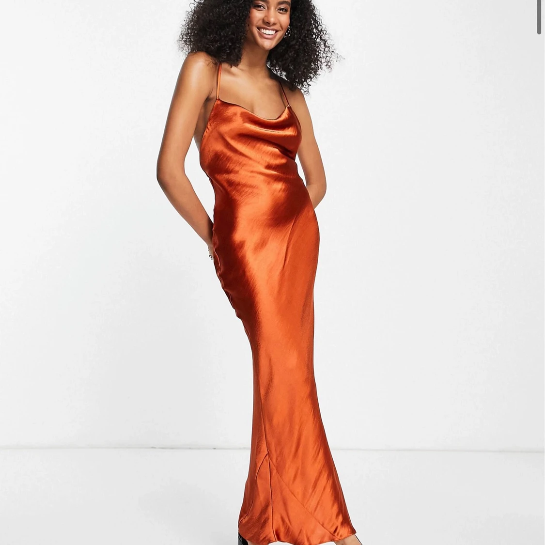 Satinklänning i orange/rostfärg  - 90