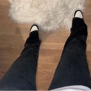 PULL&BEAR strl 32 - Säljer dessa snygga svarta raka jeansen som jag köpte här på Plick men som tyvärr var för små, bilderna är lånade! 