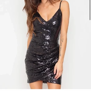 Paljettklänning  - Superfin paljettklänning från JFR!😍 Stl L men väldigt liten i storlek, passar S/M. Helt ny med lappar kvar. Kan skickas om köparen står för frakten!🌸