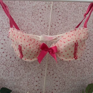 Bh  - Gullig sparsamt använd bh i jättefint skick! Storlek 70 A
