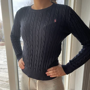 Ralph Lauren Tröja - Superfin marinblå stickad Ralph lauren tröja. Köpt för 829 kr säljer nu för 350 kr pga av ingen användning. Priset är inte hugget i sten går att diskuteras. Tröjan är i storlek XL (16år)  barn passar en dam Xs/S. Köparen står för frakt!