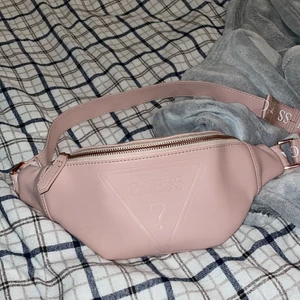 Guess väska - Säljer denna fina midje väskan från guess då den inte kommer till användning längre! (Kan också användas som axelväska) Buda från 180kr! 💕💕