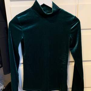 Grön fin sammet tröja från Gina trico  använd få tal gånger 2-3 gånger. Riktigt fint skick som ny