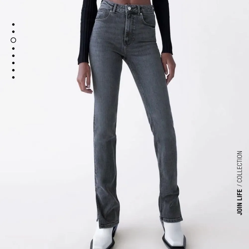Säljer mina gråa zara jeans, säljer pga förstora och inte andvänder. . Jeans & Byxor.